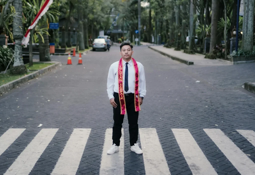 Realita Mahasiswa Perantauan: Rindu Rumah vs. Tuntutan Mandiri
